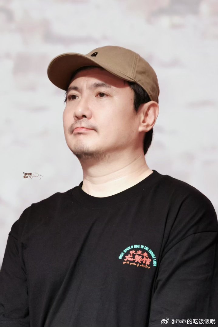 #沈腾一点都没放过王楚然# 看现在就出发4笑到捶桌，沈腾前一秒还替王楚然解围，尝完汤立刻输出金句，这种反差感，不愧是内娱喜剧天花板。 ​