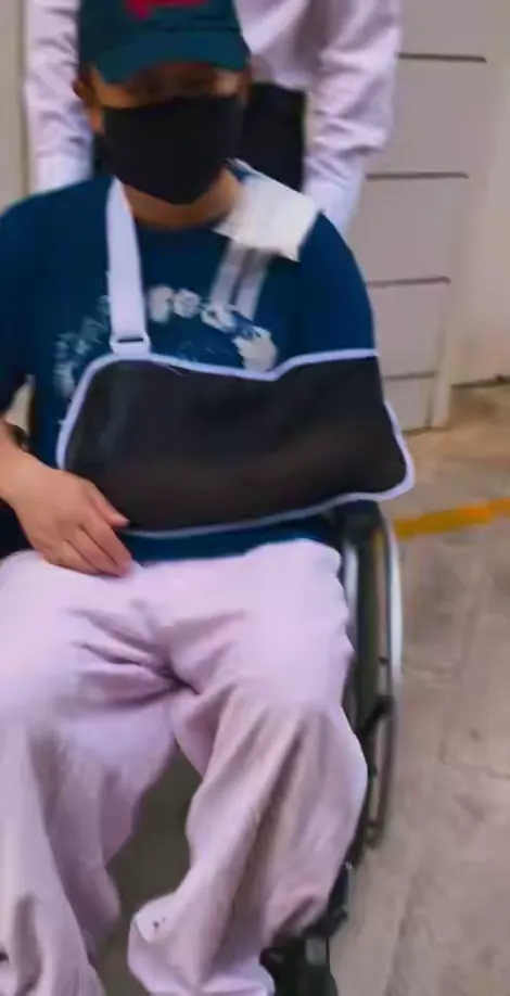 52岁黄渤家门口骑车摔倒致锁骨骨折，受伤之后的一番提醒，值得每个人警醒
9月3日，演员黄渤在社交平台发布视频，分享了一段让人揪心又心生敬佩的亲身经历。52岁的他在家门口骑自行车的时候，一个不小心意外摔倒，最终确诊锁骨骨折，住进了医院进行治疗 。画面里的他没有愁眉苦脸，反而全程保持着乐观幽默的心态，一