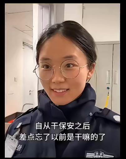 这个济南大学毕业的硕士生女孩在地铁做安检，每个月收入三千块，不包吃住，看起来她好像挺怡然自得的样子。这个女孩自述是济南大学某工科专业毕业，2023 年曾入职一家光伏大厂，没多久遇到企业大裁员，她失业了。全职考公大半年，手上的积蓄耗光，考公成绩又不理想。没办法在朋友的介绍下进入到地铁安检部门，成为了一