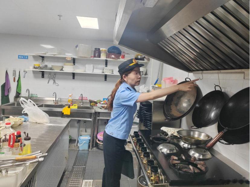 #区局动态#【抓实食品安全 “两个责任”】近日，长兴所开展餐饮单位食品安全专项排查整治。覆盖餐饮门店、食堂等场所，重点检查食品安全管理制度落实、隐患台账建立、风险自查整改等工作，督促经营主体压紧食品安全主体责任。 ​