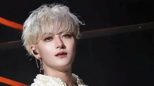 黄子韬一点就炸，徐艺洋愣是接得住，这俩能过到一块儿，纯靠女方钝感力兜底。
直播里她自己说的，孩子2024年生的，剖腹产，两岁多了。当时黄子韬急着官宣，她产后情绪崩着，硬是按下来。黄子韬孕期直接推掉一堆活儿，陪着。
你看她说话那个劲儿，不慌不忙，慢悠悠把代孕传闻、国籍问题全给你捋干净。换黄子韬早拍