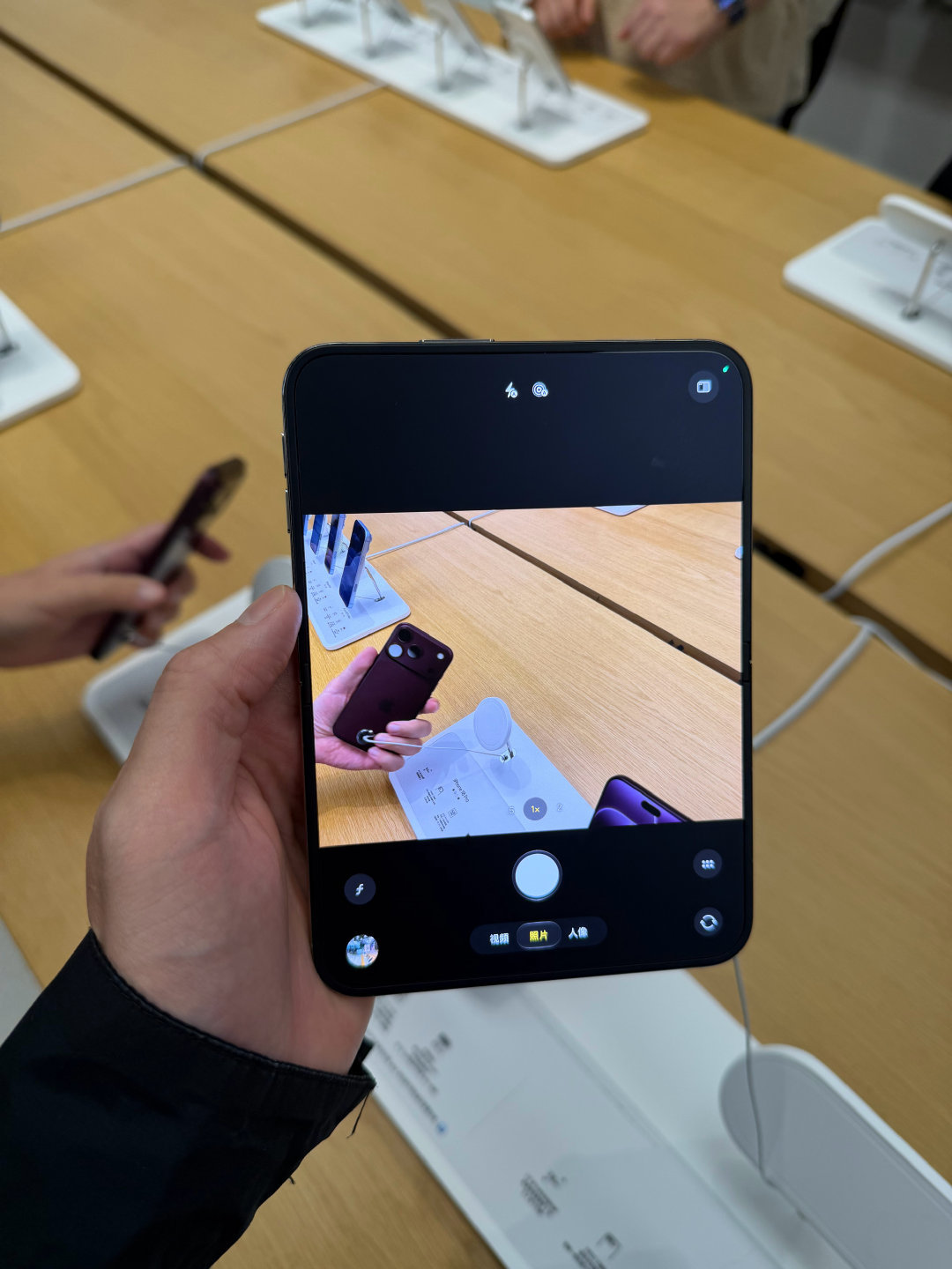 以前用iPad留下的习惯要改了，iPhone Duo竖屏拍摄照片其实拍出来是横向的，横屏下拍的是竖着的照片。#Apple[超话]# ​