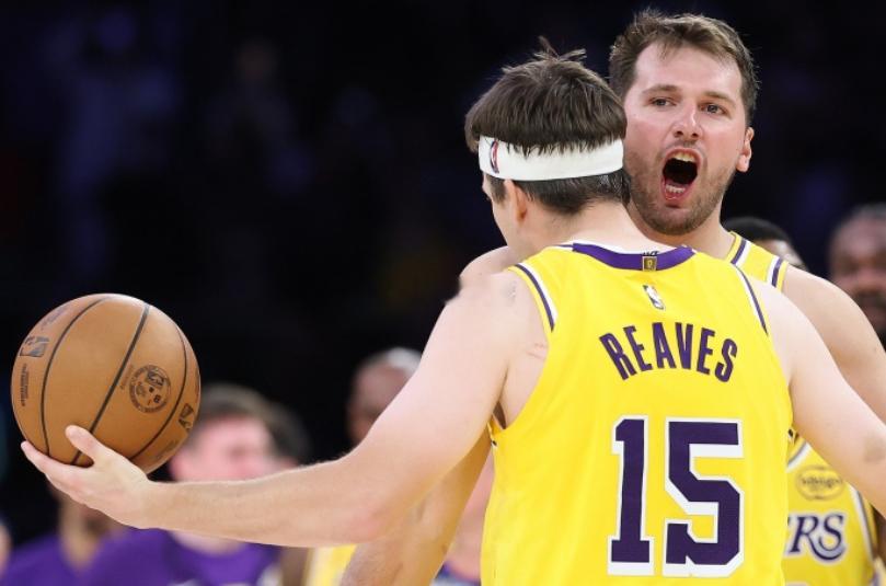 近日，前NBA球员费舍尔在《97.1 The Fan LA》节目中谈到了湖人新赛季的前景。

费舍尔说道：“我认为东契奇和里夫斯完全能组成一套每晚都能稳定首发的全明星级后场，此外，凯斯勒是一名年轻且不断成长的内线，凭借顶级的防守和篮板能力，他已具备准全明星的实力。我认为他们新赛季有机会拿下45到50场胜 ​