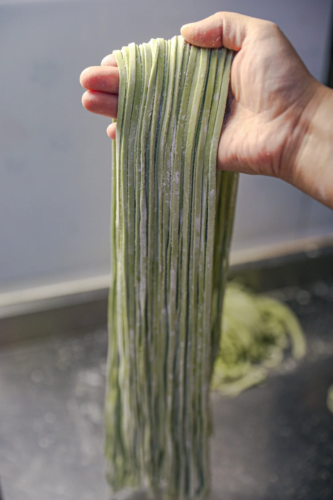 妈妈压了几十年的菠菜宽面条，筋道又有营养