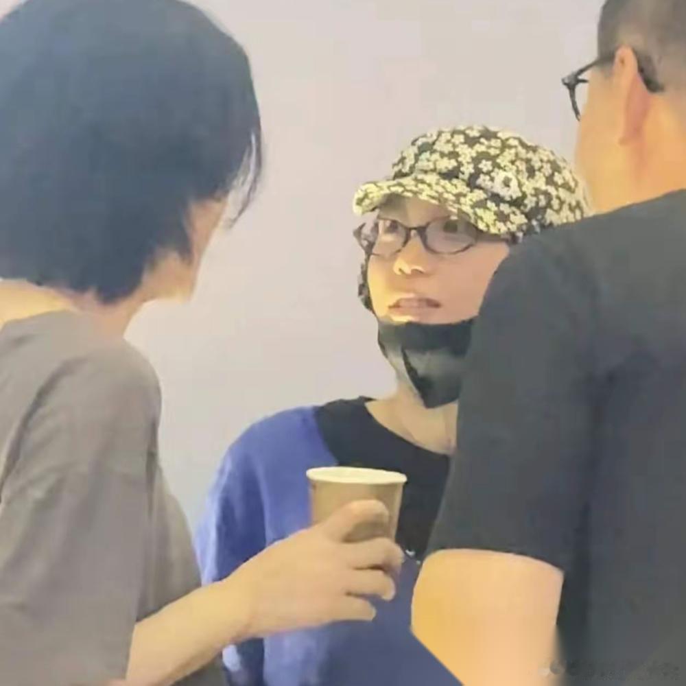 王菲真的低头了？没错。  
阿那亚那一晚，  
57岁的她拉着窦靖童，向阿那亚创始人马寅等前辈敬酒。  
手里端着咖啡以饮代酒，碰杯的瞬间，王菲主动把杯沿压低了两寸，身体微微前倾。这还是那个永远高冷的天后吗？  
旁边的窦靖童拿着啤酒，王菲在背后轻拍女儿的后背，连着下了三道指令：摘口罩、敬酒、 ​