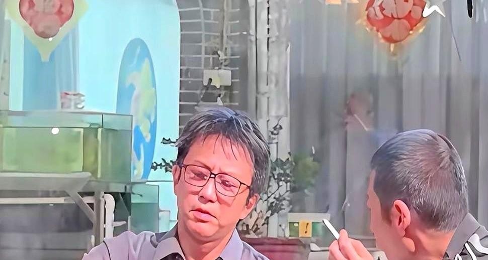 46岁的邓超坐在路边摊闷头哈啤酒的那张抓拍，简直把某些还在硬凹少年感的中年男星扒得底裤都不剩。
照片里的他，头发像刚睡醒随便抓了两把，眼角的鱼尾纹清晰可见，整个人松垮垮地靠着椅背，透着打工人收工后的同款疲惫。
没有精修滤镜，没有高定西装，甚至连点明星包袱都找不着，活脱脱就是一个被生活盘得透透的中