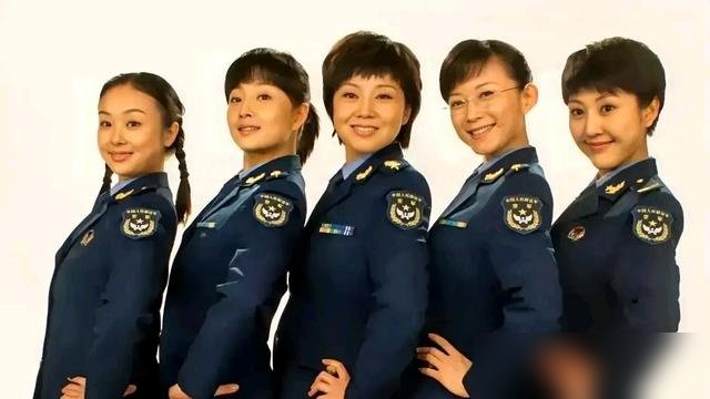 一张老照片，殷桃闫妮都在，结果全网都在问右边那个短发女兵是谁。
真不怪网友眼尖，那人站得笔直，眼神跟刀子似的，利落得不像演的。
照片里殷桃还没现在这股劲儿，闫妮也带着点青涩，唯独她，搁那儿一站就是军官本人。
有人说看着像文工团时期的旧照，那会儿能进这种合影的，没一个是靠脸的。
再看现在，殷桃