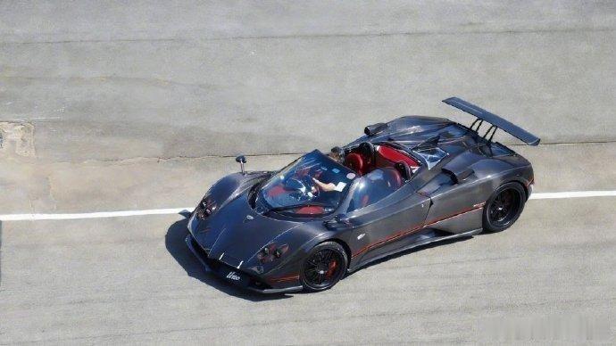 Pagani Zonda F Roadster 是一款将速度与优雅完美结合的传奇之作。它不仅展现了卓越的性能，还以独特的设计美学征服了每一位鉴赏家的心。选择 Pagani Zonda F Roadster，意味着选择了无可比拟的驾驶体验和时尚态度。 ​