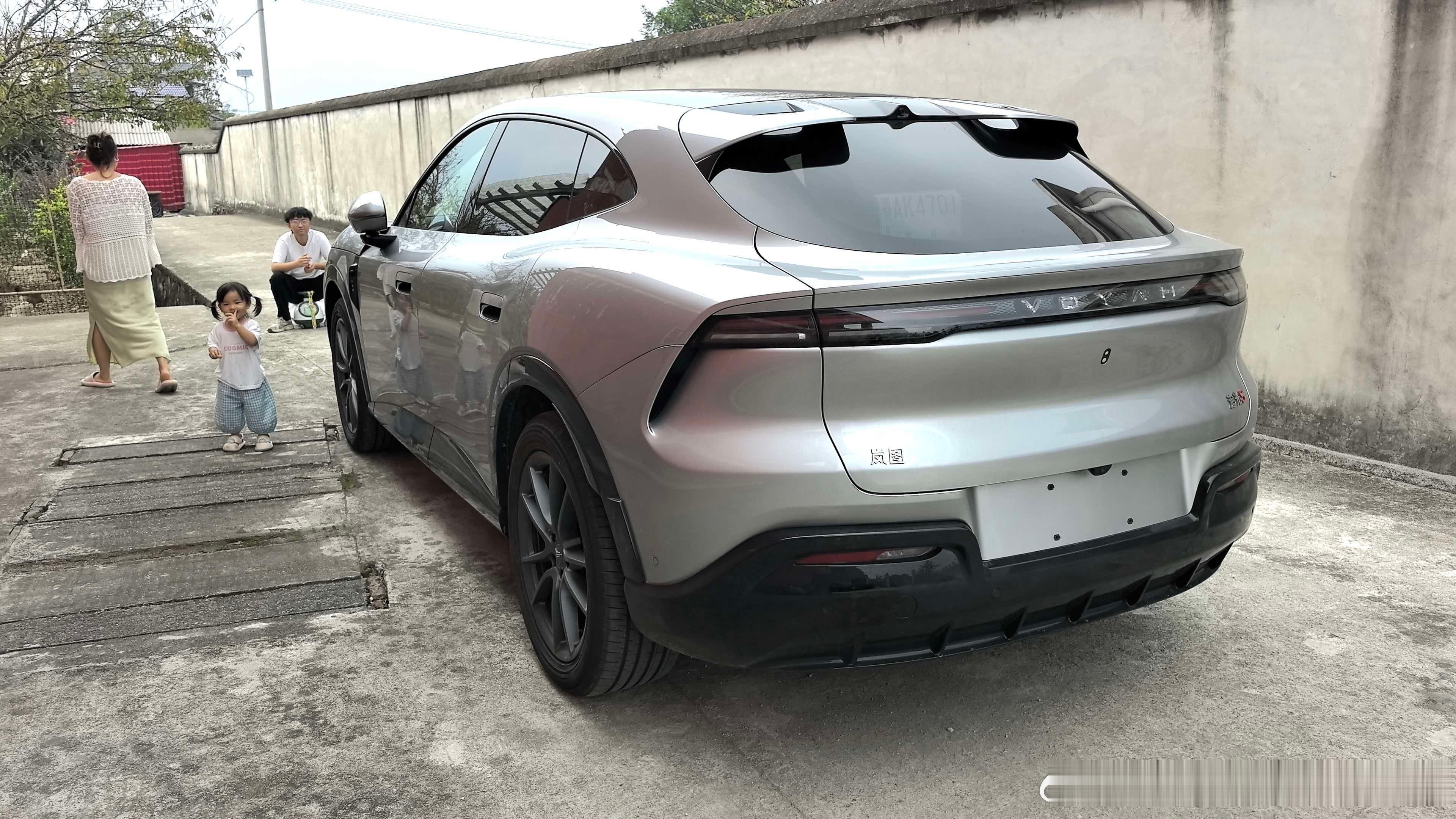 #镜头下的岚图美学##岚图汽车##岚星人计划# 今天给大家看下岚图家新上的最新款追光S车型，我给大家带来的是液态银颜色的车型，据说这个颜色是销售最旺的一个颜色了，实车看起来也是非常的高档大气，外观上非常符合年轻人的审美，在马路上绝对是回头率很高的一款车。配置上该有的都有一样不少。喜欢的朋 ​