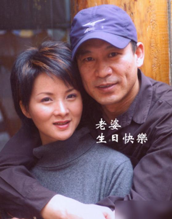 39岁剖腹产，50岁当爹，这对明星夫妻把丁克玩了11年，最后全变了。
谢兰，《大宅门》里的香秀。她爹妈都是聋哑人，她从小当翻译，怕遗传，怕孩子受罪。27岁嫁给师小红，婚前就撂下话：不生。师小红答应了，一答应就是11年。
结果呢？谢兰38岁那年回老家，看见爹妈眼巴巴瞅着别人家孙子，又瞅瞅身边这个男