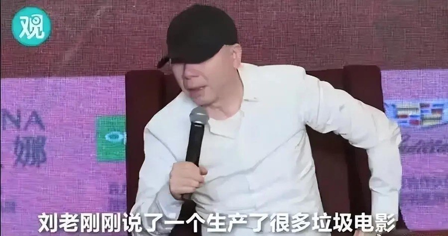 冯小刚把“垃圾观众”改口成“优质观众”，《抓特务》票房1.19亿亏在网暴，网播后却被观众喊欠一张电影票
一句九年前的电影节发言，在2026年9月被重新摆上台面。冯小刚近日接受采访时首次正面回应“垃圾电影多是因为垃圾观众”的争议，称当年发言被断章取义，“这也是煽动观众的一个做法”。他给出了一个修正版本