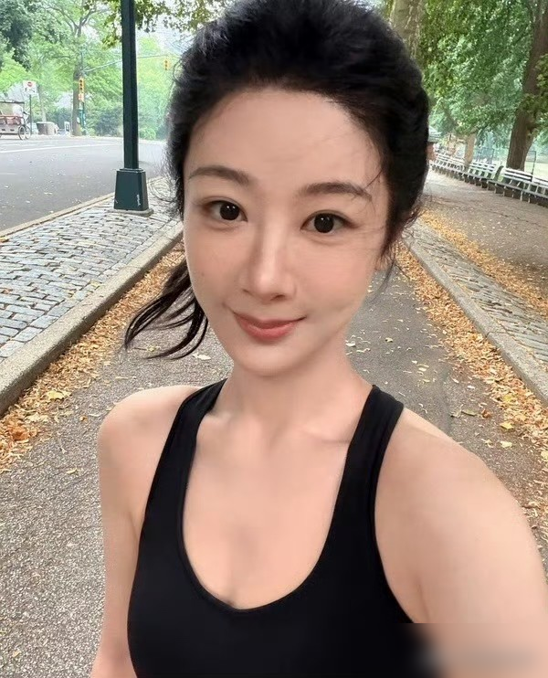 杨紫直播那条胳膊，跟精修图里简直两个人。
圆润，松软，没一点训练痕迹。可你翻她社交账号，全是跑步、举铁、帕梅拉。
于是有人开骂：摆拍，假自律，人设崩塌。
但你真去扒她这十几年，会发现一个更狠的事实，这姐为了角色，真能把自己往死里整。
拍《幸福来敲门》，一周只吃酸奶樱桃，片场直接休克。拍《龙珠