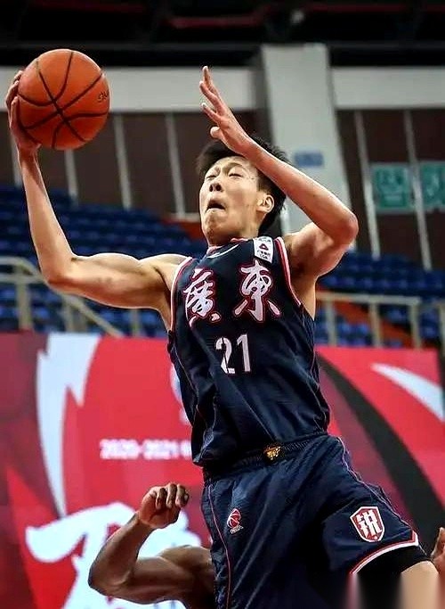 广东宏远今天下午甩出的那张离队通告，字数不多，却硬生生砸碎了体面。
通告里，球队给王少杰、李文昊、夏振峰挨个送上祝福，一口一个“感谢”，一句一个“大家庭”。
但在名单之外，那个在宏远更衣室坐了整整15年、跟着球队捧起过三座总冠军奖杯的老将杜润旺，却连一个标点符号都没分到。
这种彻头彻尾的“无视”，像