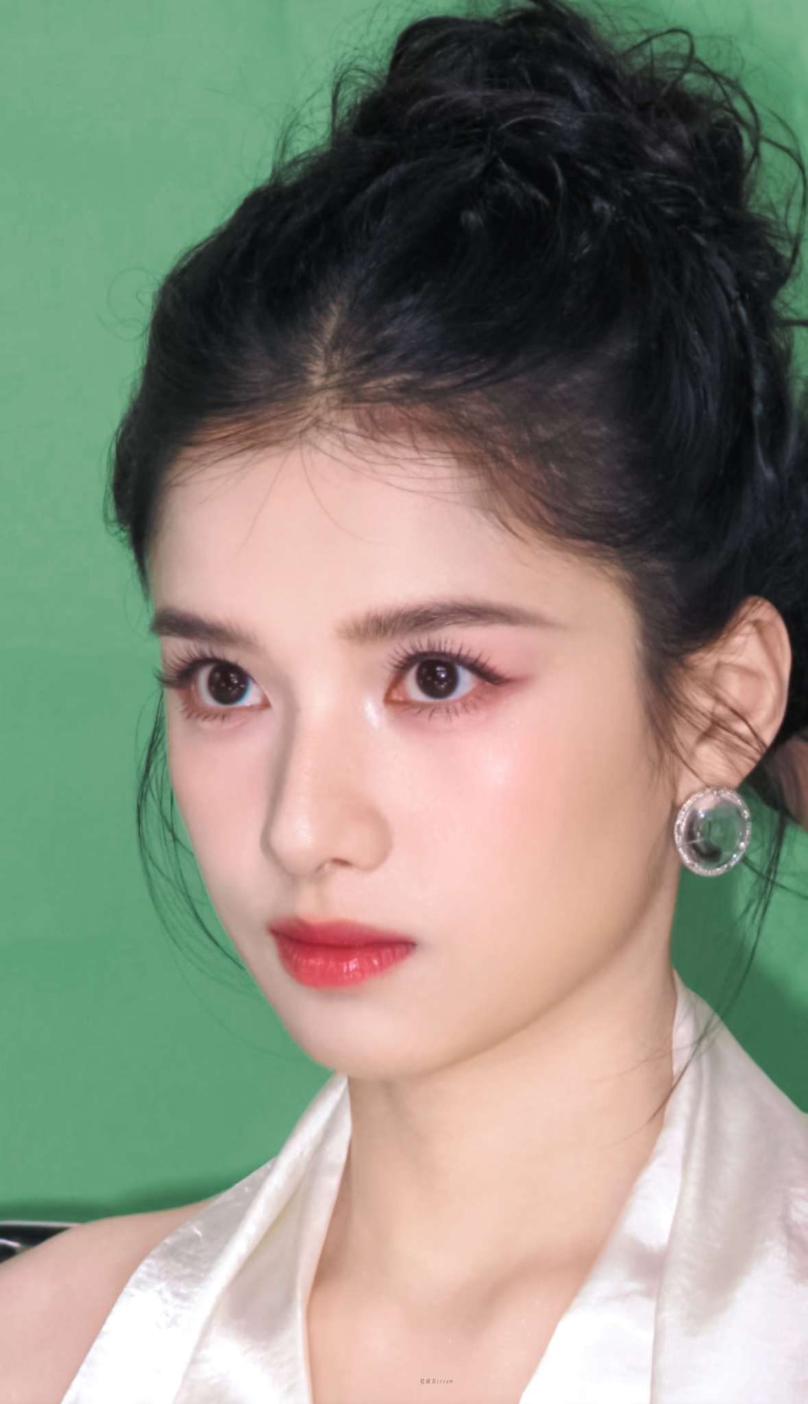 张婧仪这组氛围感绝了✨
高颅顶凌乱花苞丸子头，碎发随性散落，自带慵懒高级感。
精致圆钻耳饰搭配缎面挂脖白裙，清冷又贵气。
眼妆清透温柔，红唇明艳亮眼，五官舒展大气。
骨相优越，镜头里每一帧都很有故事感，清冷美人的气质直接拉满，生图状态好到犯规。
