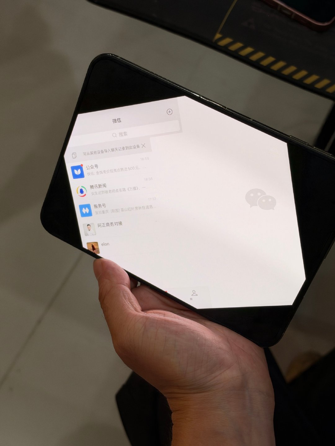 我们摄影师吐槽 iPhoneDuo 的目前适配就是一坨翔！
他说感觉三星都比苹果适配的好！我看了下确实很拉很拉！日常 app 全部大黑边，而且黑边左右不对称，这你受得了吗？[允悲][允悲][允悲][允悲] ​