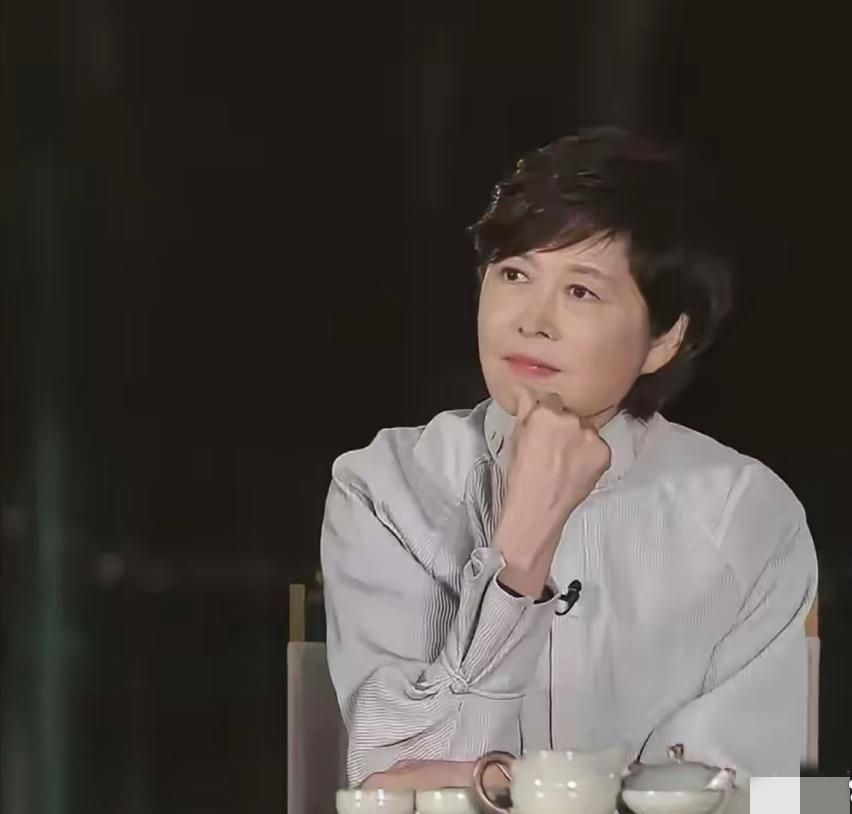 敬一丹生前参加活动时的留影。