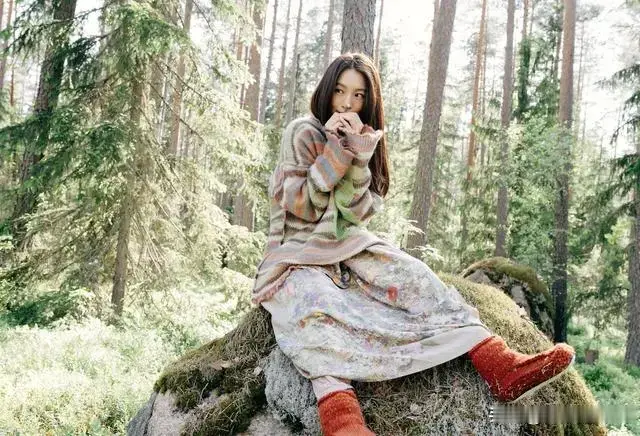 田馥甄新歌藏S.H.E彩蛋，吴青峰执笔歌词戳中粉丝！
 
9月24日，田馥甄睽违六年的全新专辑《要去什么地方》正式上线，专辑收尾曲目《果》一经发布迅速引爆社交平台，这首由吴青峰填词的作品，巧妙暗藏S.H.E的专属回忆，不少老歌迷听完直呼破防。
 
田馥甄在采访中透露，这次是她主动邀约吴青峰创作，两人
