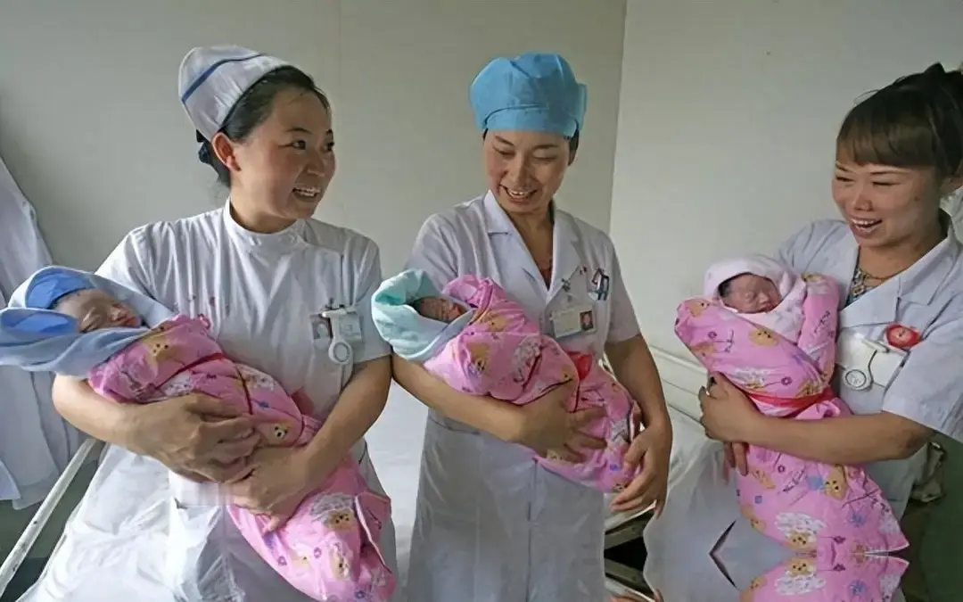 年轻人算的账很直：房贷、托育、产检、学区、妈妈职场断崖、公婆式带娃……生一胎已像闯关，三胎等于把小家庭押给尿布与补课费。专家喊“为国生”，年轻人回“先让我活明白”。

真要破局，不是再发《倡议书》，而是把产假给爸爸、