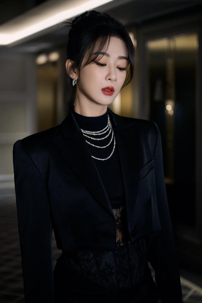 成毅为了甩掉袁冰妍，在台上躲出三米远，结果路人缘直接崩盘。这就是内娱最蠢的解绑方式，没有之一。
当时《琉璃》刚收官，剧粉还磕得上头，云歌会上男主全程冷脸，女主尴尬到手足无措。观众花真金白银进场看你俩营业，你当场摔碗，谁买单？超话被炸，商务掉光，典型的赔了夫人又折兵。
再看杨紫和肖战，被绑了多少年