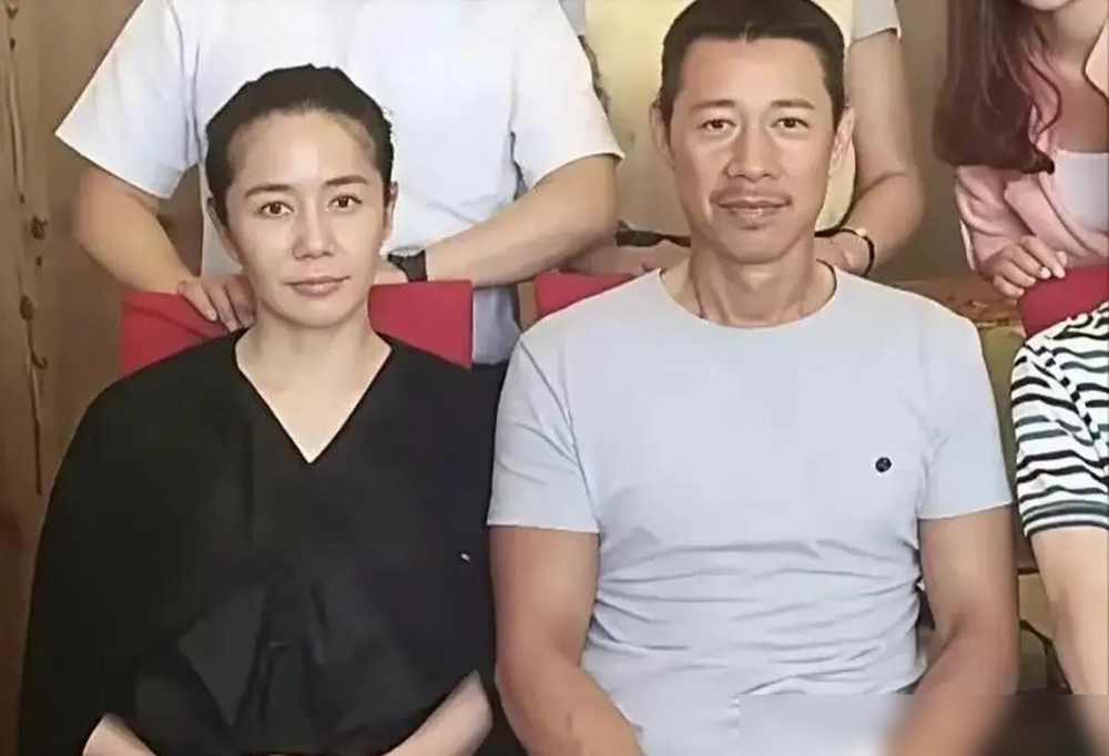70岁张丰毅球场照刷屏了，肌肉线条比很多30岁的还清晰。瞿颖晒合照配文：自律的人终会相逢球场。
再看另一面。他跟霍凡结婚30年，工资卡上交，家务全包。一个荧幕硬汉，回家拖地做饭。钱全给老婆管，自己兜里没几个。
两人没要孩子。霍凡跳舞出身，现在还在搞舞蹈事业，张丰毅打球拍戏两不误。各干各的，互不拖