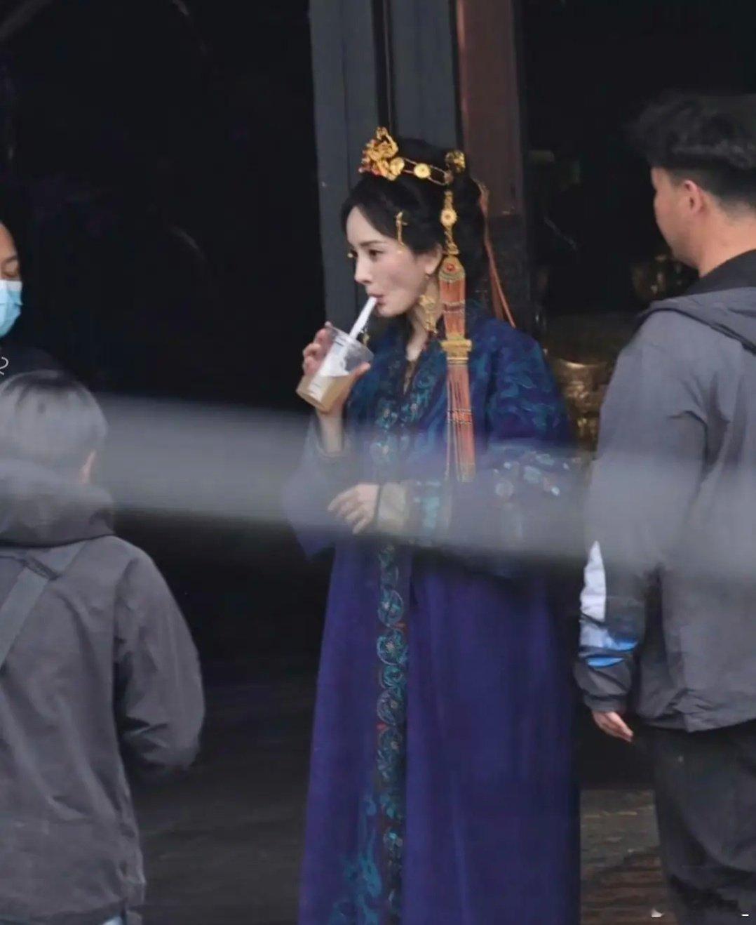 杨幂新剧瘦脱相 两腮凹陷 气场变强 老态也跟着来了，沧桑感藏不住！ ​