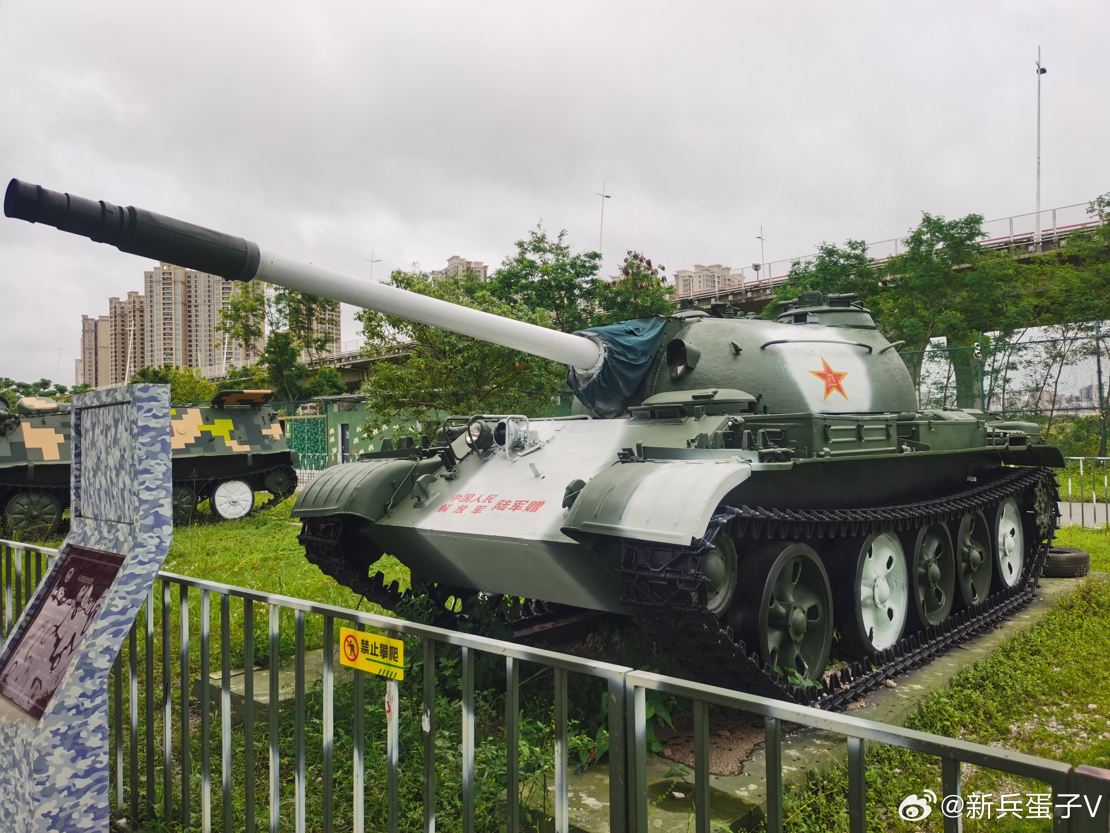 【62式轻型坦克】是中我国自行研制的轻型坦克，1962年起装备中国人民...