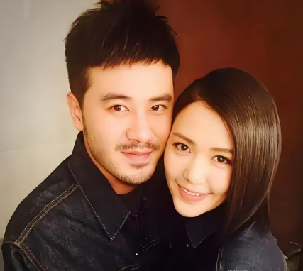 2018年，一次节目，谭维维愁眉苦脸地吐槽:“我们不能生女儿。”主持人不解:“为什么？”谭维维说:“因为女儿像爸，他的脸那么方。”

主要信源：（人民网——《萌仔萌萌宅》收官报道）

录制那栋房子在山里，那天来做飞行嘉宾的是谭维维和她老公陈亦飞。

还有袁弘、张歆艺这对主人作陪，边上还坐着张大大。