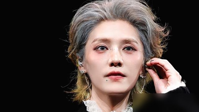 黄子韬直接晒一家三口海边照了。
两口子牵着孩子散步，画面摆明就是官宣当爸。评论区瞬间炸锅，全在刷鹿晗。
鹿晗这边，前两天刚素颜空降陈赫直播间，戴个毛线帽吃吃喝喝，还追着问福袋里“是真钻吗”。直播间人气飙到18万，老友互损挺乐呵。紧接着17、18号常州gapday音乐节，他照样上台。
一边是老婆