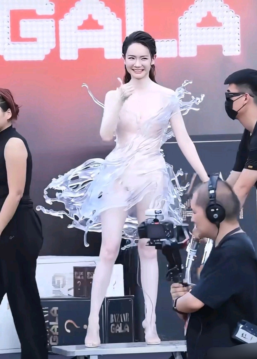 戚薇不愧是七哥，这身3D打印的水花衣服，好身材一览无余，而且还白的发光，难怪他老公说，美得直接弄卧室去了。
这件衣服重16千克，也就是32斤，戚薇穿上直接走不了路了，小推车上推着走。话说，本来衣服挺高级的，小推车一下子拉低了档次啊，这不得弄个小花车或者镶个钻什么的
