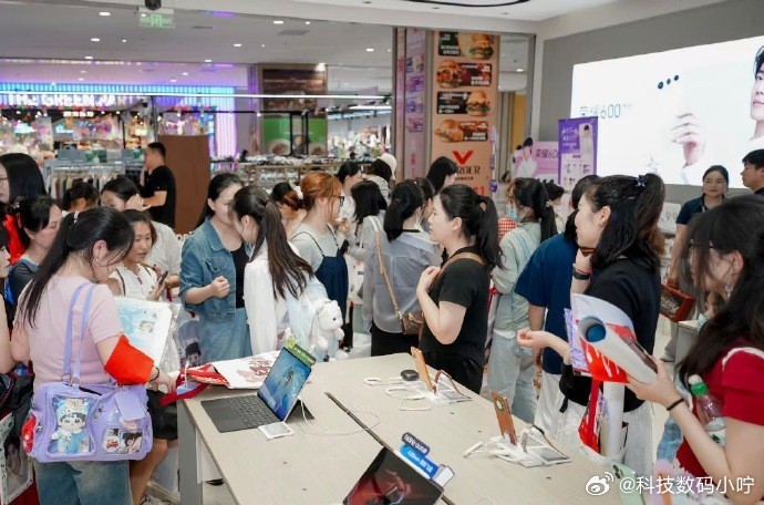 每年高考后，手机市场都会迎来销售高峰，荣耀600系列因其独特的设计而成为热门产品。 这款“幸运星”之所以如此受欢迎，首先是因为其吸引人的外观。亮闪闪的机身不仅美观，还带有一些神秘的色彩，象征着高考求好运和选课求好运的愿望。这种设计让许多人愿意将幸运带在手中。此外，荣耀600系列的硬件配置也毫不逊色。无论是电池续航、屏幕显示还是拍照体验，都非常适合大学生活、社团活动以及日常出行，真正做到了“哪里都能用”的手机选择标准。除了幸运星外，其他颜色也非常引人注目，光羽蓝等颜色的出现，满足了人们对柔和高级调调的追求。 现在，荣耀还推出了专为学生设计的认证优惠，立享最高2500元的优惠券包。目前，荣耀600元气版也在热卖中，全能配置、颜值与价格的结合，使得性价比得到了显著提升！高考毕业生扎堆买幸运星手机毫不夸张地说，荣耀600系列的幸运星成了绝对的爆款。\n\n这颗“幸运星”为什么能这么火爆？首先是这个惊艳的外观设计，亮亮闪闪的不说，还很有玄学感，高考求好运、选课求好运，这回直接把幸运握在手里。...