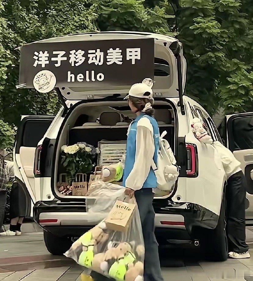 第一批小米澎程车主，已经开始“回本”了😂
雷军发布会上随口提的上门美甲，真有人跑通了——美甲师直接把小米澎程开成移动美甲店。
还是年轻人脑子活：不用租门店、不愁选址差，哪人流大就停哪，商场门口、夜市边、咖啡店外，全是工位。
以前开店怕没客流，现在客流追着车跑。雷总说的“生态”，原 ​