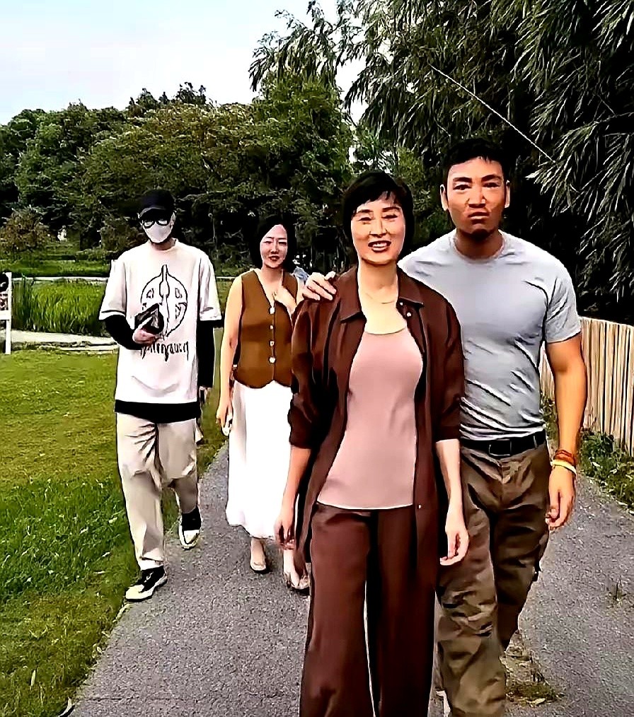 别人被曝恋情忙着买热搜，吴越只甩下一句：“幸福不需要向任何人证明。”

她和某高管在公益活动里看对眼，没请人偷拍，没搞全网官宣那一套。镜头前，她照样素着脸扎进片场拍戏。对她来说，私生活从来不是换取流量的筹码。

业内七成同行私下直呼服气。在这个恨不得把家底都翻给观众看换热度的圈子，她硬是把私生活调成