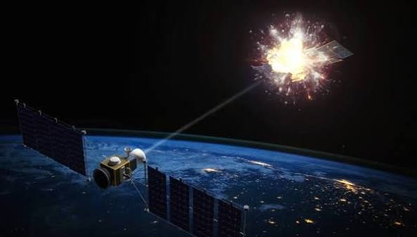美国首次承认在轨部署太空武器。威慑效果存疑，反而可能引发军备竞赛。
德国《明镜》周刊9月15日刊文指出，美国军方14日证实已在太空部署武器系统，空军部长迈因克称美国拥有“在轨太空控制武器”，但未提供具体技术细节，只说是为了“威慑效果”。这是一个公开的秘密首次被正式说出来。
然而，这种含糊声明能否真正