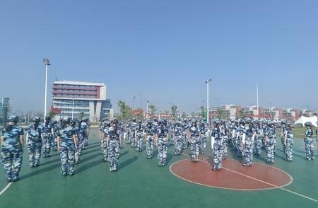 中日对峙已紧张到了极点，开战不是空话！但有件事大陆必须知道：真打起来，想在短时间内结束战争几乎不可能。这话听着有点泄气，但是实话。一打起来就能“速战速决”，这种想法是不现实的。

战争最危险的地方，往往不是第一声炮响，而是炮响之后，究竟什么时候才能停下来。如今中日关系持续紧张，日本不断强化军事部署，