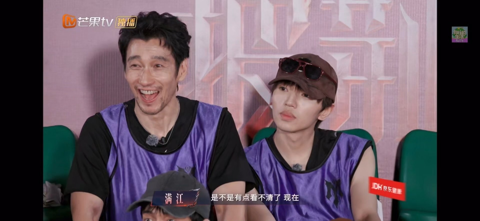 #曾辉说王以太踢球过法犹如姆巴佩# 王以太踢个球硬是踢出了世界杯决赛的气势，曾辉还在旁边实时解说，一句姆巴佩直接给这场趣味运动会的含金量拉满了！#披荆斩棘# ​