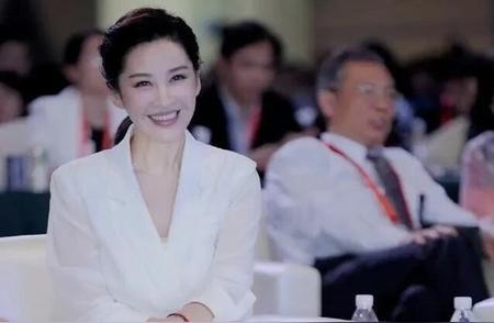 照片中的这一位女明星，怎么看都不像是50多岁的女人，优雅知性，高级典雅...