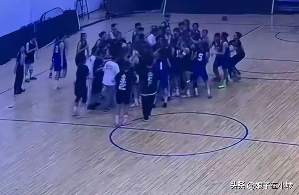 离谱！武汉女篮热身赛爆发群殴，教练带头追打球员，事后还开心复盘打架细节
 
一场普通的女篮内部教学赛，没想到闹到全网热议，武汉盛帆女篮和华中科技大学女篮热身交手，最后演变成大规模肢体冲突，教练冲进赛场追打球员，多人被卷进混战，盛帆队员丁奕可嘴唇受伤，缝了4针，更让人难以接受的是冲突结束之后，涉事教练