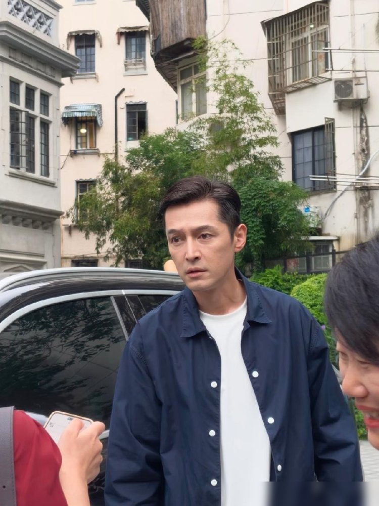 胡歌被拍到带娃骑行，后座那个小女孩一开口，全网破防。
女儿坐他车前杠上，奶声奶气来一句：“电视里的爸爸更帅一点。” 胡歌当场笑崩，一点脾气没有。
他老婆黄曦宁，以前就是他助理，素人，骑辆车跟在旁边。一家三口，没保镖没滤镜，跟小区里遛娃的普通夫妻没两样。
胡歌自己说过，拍戏几个月回不了家，女儿想