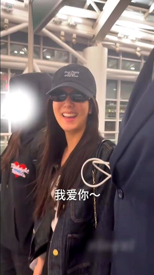 纽约机场接机口，一句破音的中文告白，硬生生把韩国女星逼停了脚步。

金智秀没继续往前走，半个身子转过来，透过大黑墨镜精准捕捉到声音源头。嘴角一弯，字正腔圆地蹦出三个中文字：我爱你。

现场瞬间炸了锅。几秒钟前，一个中国粉丝扯着嗓子在人群外围喊话。谁也没想到，这种见惯了长枪短炮的明星，不仅没装听不见，