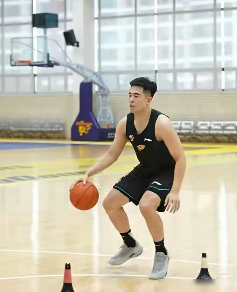 杜锋离任，广东竟反手续约了个防守黑洞。
8月17日前后，广东宏远顶着管理层大换血的风波，给张文逸递了份1年期C类合同。
杜润旺刚走，外线缺人。张文逸恰好有一手绝活，连续俩赛季三分命中率超40%，接球就投，绝不占球权。
但一到防守端，他简直让人没眼看。脚步慢，身板脆，对手一步就能过。上赛季打季后
