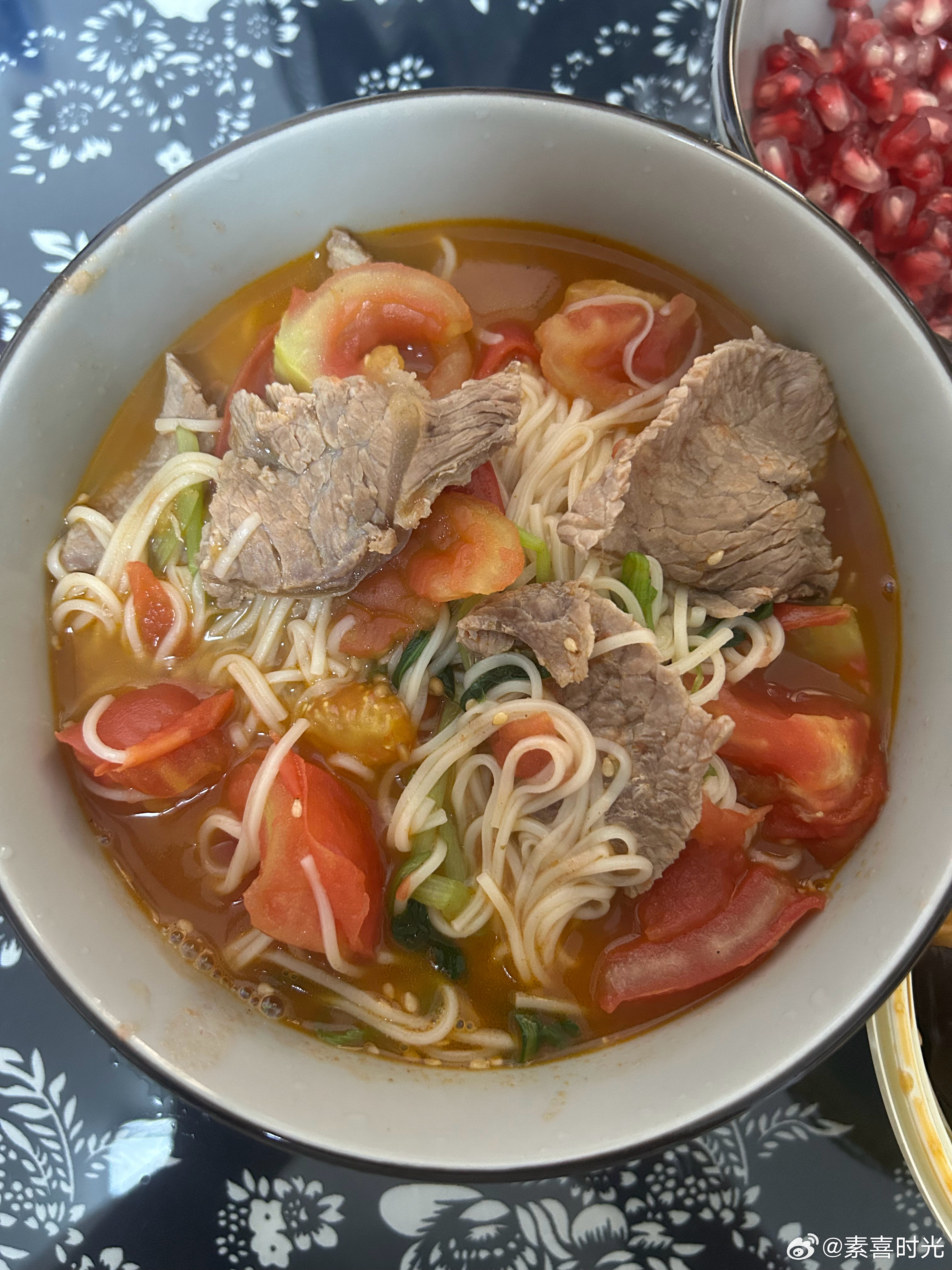我给娃做的西红柿汤面🍜

那天我在地铁站旁边兰州拉面点一份28的红烧牛肉土豆饭，就2片牛肉，一点点土豆盖在厚厚的米饭上面，最让我接受不了的我无意看到那个老板剪开一个袋子丢进热锅里，“预制菜”？，土豆？牛肉？这都预制了？

外边的东西真不能吃了，老板看到我看到了，他还有点不敢动了，我亲 ​