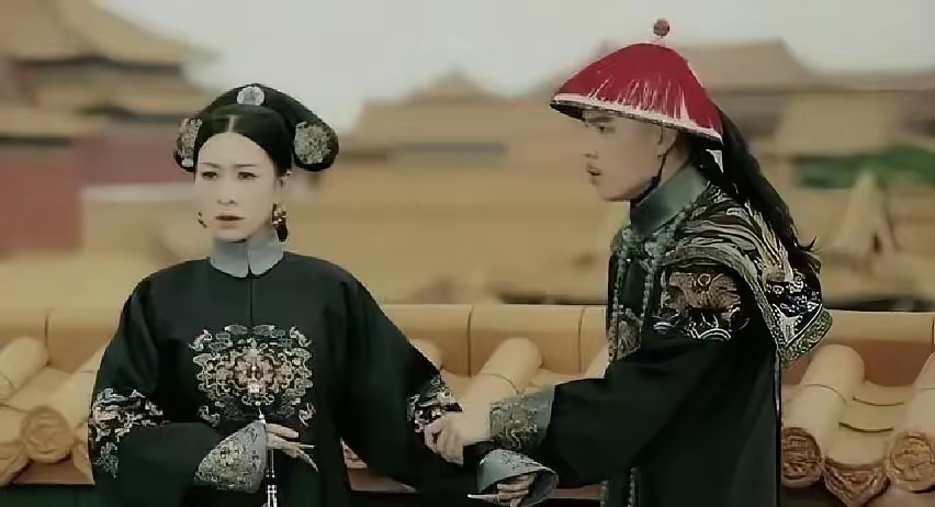 1702年，雍正正在一个人喝闷酒，身边服侍他的13岁小宫女耿氏走上前，对他说：“贝勒爷，不如让奴婢陪您喝一杯吧！”
​​胤禛抬眼看了看她，没说话，只把空杯往桌边推了半寸。耿氏提起酒壶，稳稳斟满。她自己也拿了个杯子，倒了一点，坐下时裙摆收得很紧。
​​两人闷头喝了一杯。胤禛忽然问：“多大了？”
​​“