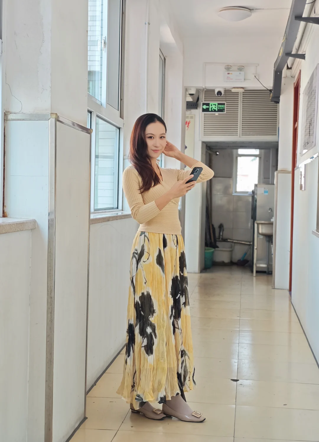 当一个女孩被爱时
妆容就会变淡