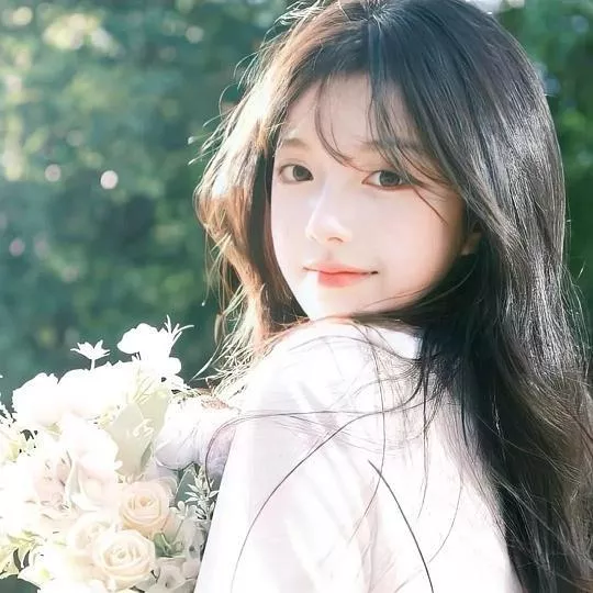 花海中的温柔少女，自然光下的清新之美