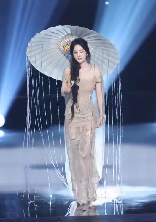 杨幂兑现林俊杰一年前的承诺，撑伞出场。网友直呼：太美了！ ​