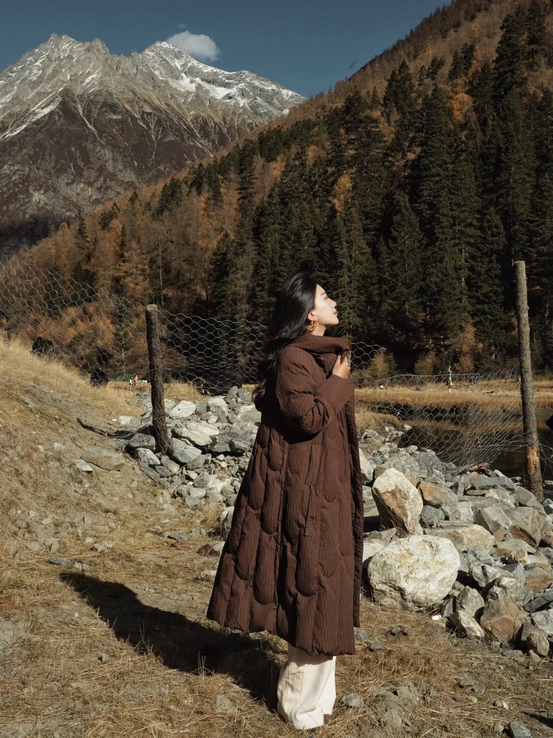 一身暖咖色 融入冬日的天地画卷