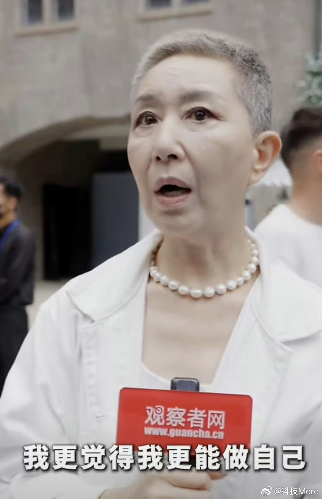 #60后把自己重新养一遍#
忙活大半辈子，这些60后以前所有心思都放在家里，总想着顾着家人，很少为自己打算。现在有机会好好活出自己的日子。开上小米澎程，空间敞亮，座椅调节很舒服，增程车跑长途也不用焦虑。约上老伙计自驾出去玩，停下来还能在车里歇脚，外放电烧水泡茶。不用赶行程，想去哪就去哪 ​