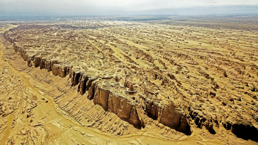 【地理知识】典型的成长期雅丹地貌