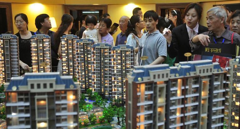 住建部在发布会上明确，国内房地产已经进入存量时代，二手房交易占比超过新房，购房市场正在发生根本性的结构转变。
 
最新数据显示，今年前八个月，二手房成交占比达到百分之五十二，超过一半，有十六个省份二手房成交量已经高于新房。这样的变化不是短期市场波动，是全国范围内长期的趋势。很多城市买房需求，已经从单