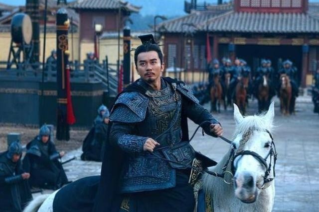 291年，晋武帝尸骨未寒，晋军闯入丞相府上，将杨骏夷灭三族。作为晋武帝的岳父，晋惠帝的辅政大臣，杨骏没有自知之明，但凡懂得进退，杨骏也可以善终。
杨骏真正到了大难临头的时候，场面甚至有些荒唐。元康元年三月，洛阳突然戒严，楚王司马玮等人控制宫城要地，杨骏被指谋反。主簿朱振劝他立即控制宫门、调动东宫和外